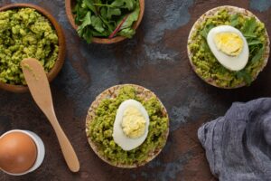 Reiswaffeln mit Avocado-Erbsen-Guacamole