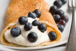 Pfannkuchen mit Blaubeeren und Quarkcreme