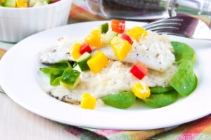 Doradenfilet mit Spinat und Paprika-Gurkensalat