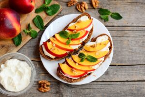 Eiweißbrot mit Quark-Creme, Nektarine und Walnüssen