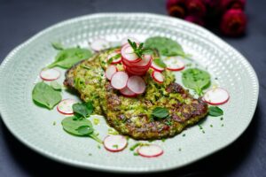 Zucchini-Puffer mit Radieschen