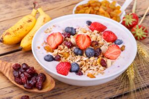 Granola mit Quarkcreme, Banane, Blaubeeren und Erdbeeren