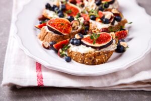 Körnerbaguette mit süßem Quark, Feigen und Blaubeeren