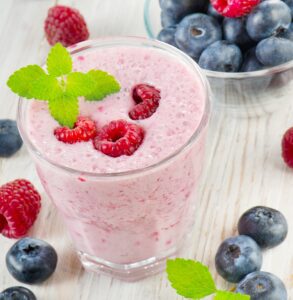 Joghurt-Milchshake mit Beeren und Banane