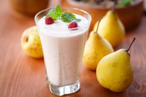 Sojamilchshake mit Birne, Himbeeren, Mandeln und Quark