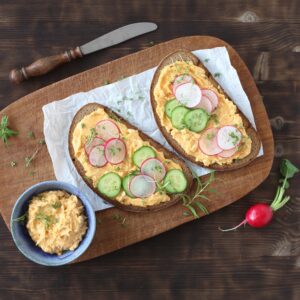 Brot mit veganer Frischkäsecreme, Gurke und Radieschen