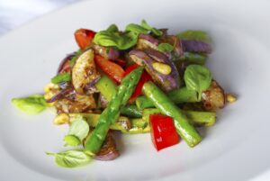 Spargelpfanne mit Aubergine und Paprika