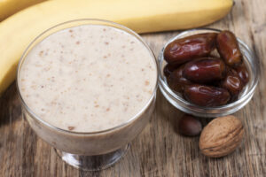 Milchshake mit Banane, Walnüssen und Datteln