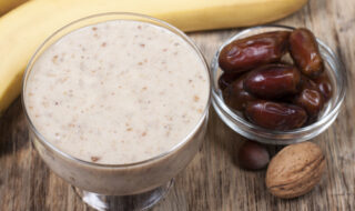 Milchshake mit Banane, Walnüssen und Datteln