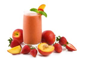 Smoothie mit Erdbeeren, Pfirsich und Banane