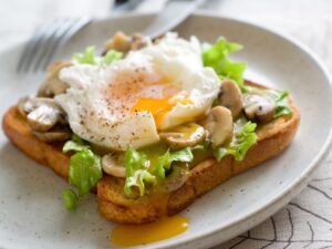 Gebratene Champignons auf Vollkorntoast mit pochiertem Ei