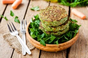 Brokkoli-Käse-Patties mit Currydip