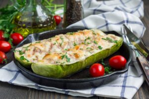 Zucchini gefüllt mit Champignons und Käse