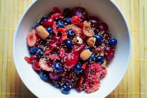 Amaranth mit Kirschen, Blaubeeren und Mandeln