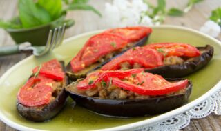 Aubergine gefüllt mit Sojahack, Tomaten und Rosinen