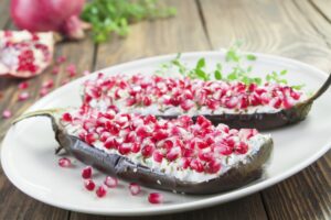 Aubergine mit Hüttenkäse und Granatapfel