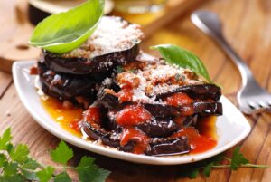 Aubergine mit Tomatensauce und Basilikum