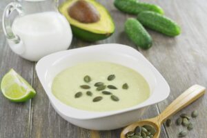 Avocadocremesuppe mit Salatgurke und Kürbiskernen