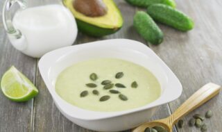 Avocadocremesuppe mit Salatgurke und Kürbiskernen