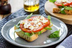 Baguette mit Tomaten und veganem Feta