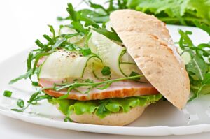 Eiweißbrötchen mit gekochtem Schinken und Gurke