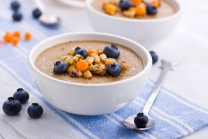 Hirseporridge mit Obst und Nüssen