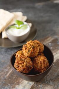 Blumenkohl-Bällchen mit Rotkohlsalat