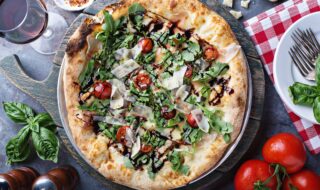 Pizza mit Tomaten, Rucola und Parmezzano