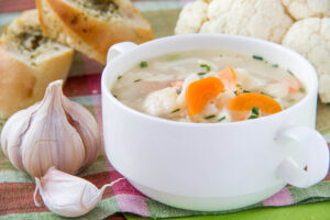 Blumenkohlsuppe mit Möhren und Kokosmilch