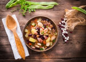 Bohnensuppe mit Kartoffeln, Möhren und Speck