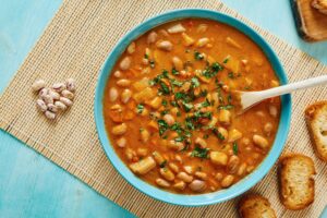 Bohnensuppe mit Süßkartoffeln und Möhren