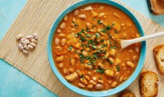 Bohnensuppe mit Süßkartoffeln und Möhren