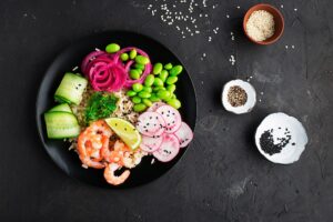 Reisbowl mit Garnelen, Gurke, Edamame und Radieschen