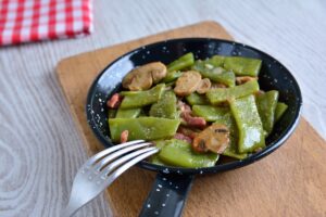 Stangenbohnen mit Champignons und Schinkenspeck