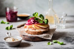 Putenwurst-Eiweißbrot mit Senfcreme und Apfel