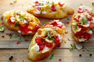 Bruschetta mit Paprika und Mozzarella