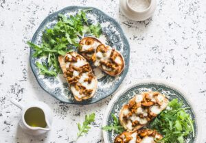 Bruschetta mit Pfifferlingen und Mozzarella