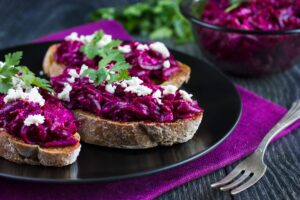 Rotkohlbruschetta mit Feta