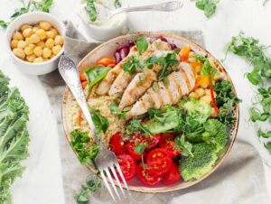 Buddha-Bowl mit Brokkoli, Quinoa, Hähnchen und Joghurt-Dip