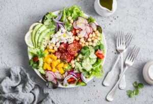 Buddha Bowl mit Kichererbsen, Paprika und veganem Feta