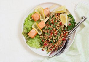 Warmer Bulgursalat mit Lachsspießchen