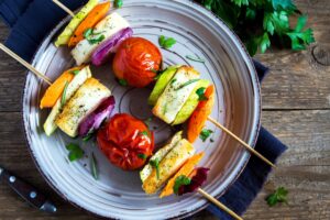 Bunte Spieße mit Tofu und Dip