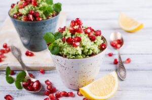 Buttermilch-Couscous mit Minze und Granatapfel