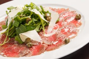 Carpaccio mit Kapern, Rucola und Parmesan