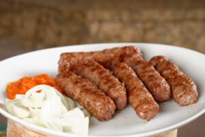 Cevapcici mit Gurkensalat