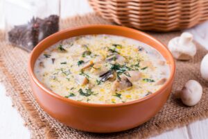 Champignonsuppe mit Huhn und Dill