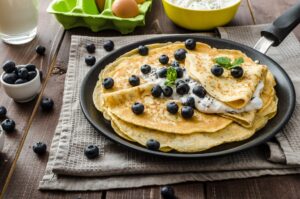 Crêpes mit Blaubeeren und Blaubeerquarkcreme