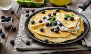 Crêpes mit Blaubeeren und Blaubeerquarkcreme