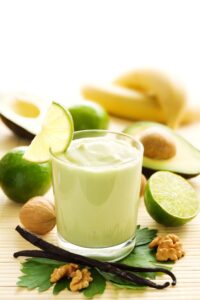 Chiasamen-Shake mit Avocado, Banane und Joghurt