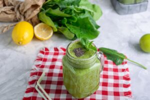 Chiasamen-Smoothie mit Banane, Salat, Spinat und Limettensaft